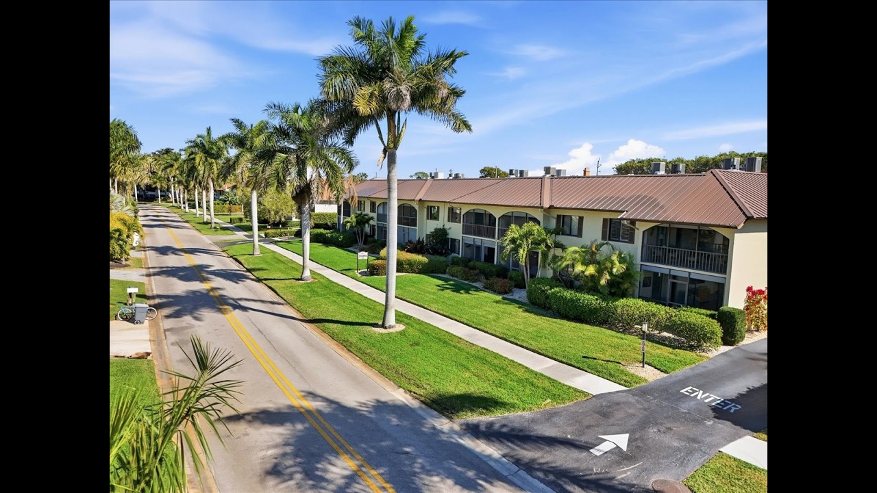 Park Shore living, upgraded and move-in ready. 4062 BELAIR LANE, UNIT 9 NAPLES, FLORIDA 34103