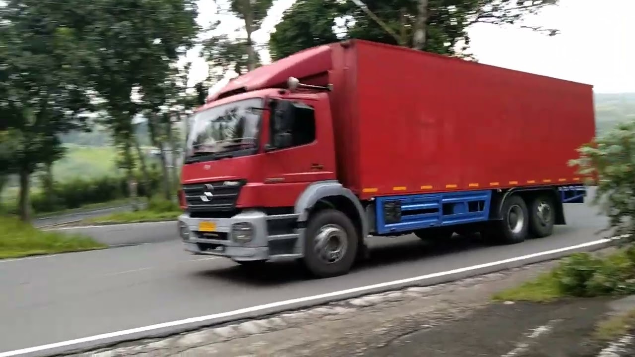 Kereta api disusul konvoi Truck tronton merambat truck cabai ngebut ditikungan lahor