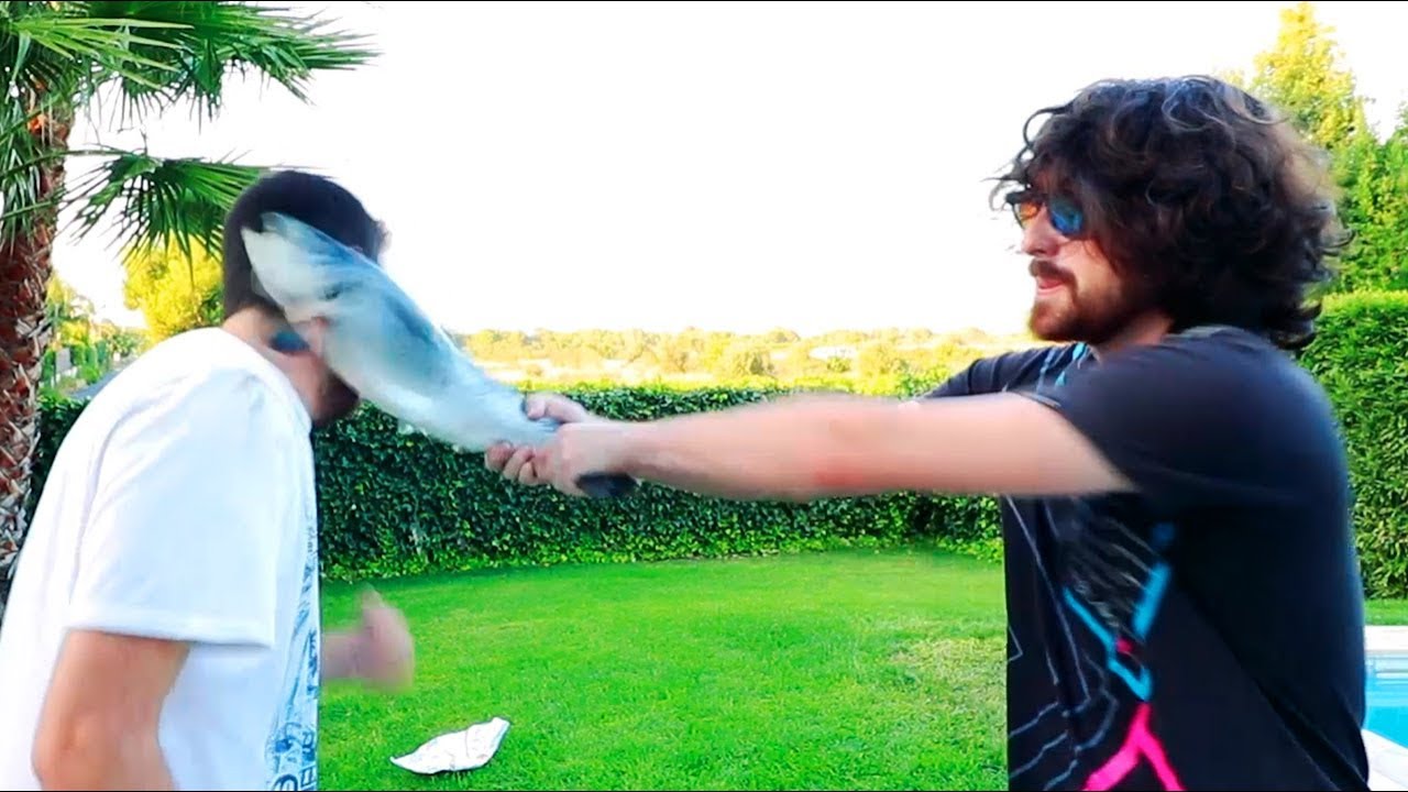 SI PIERDES, BOFETADA CON UN PESCADO ENORME | PREGUNTAS INCOMODAS CHALLENGE