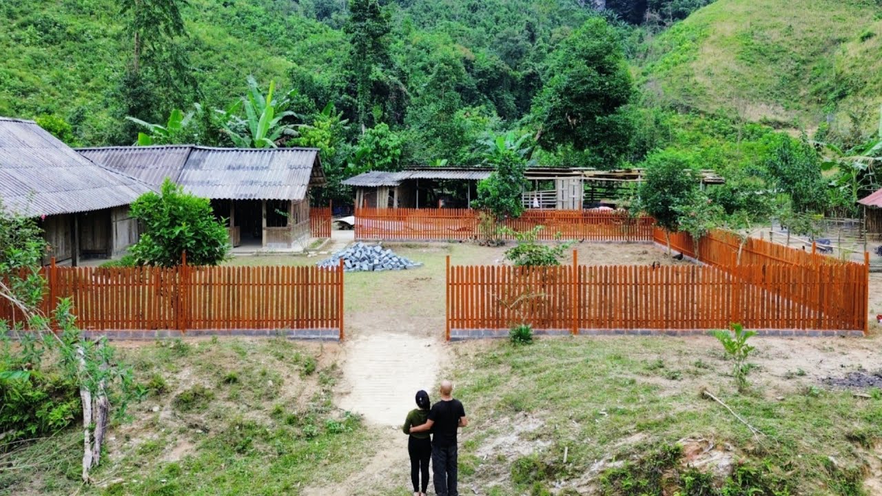FENCE BUILDING PROCESS: Decoration and surprising results.