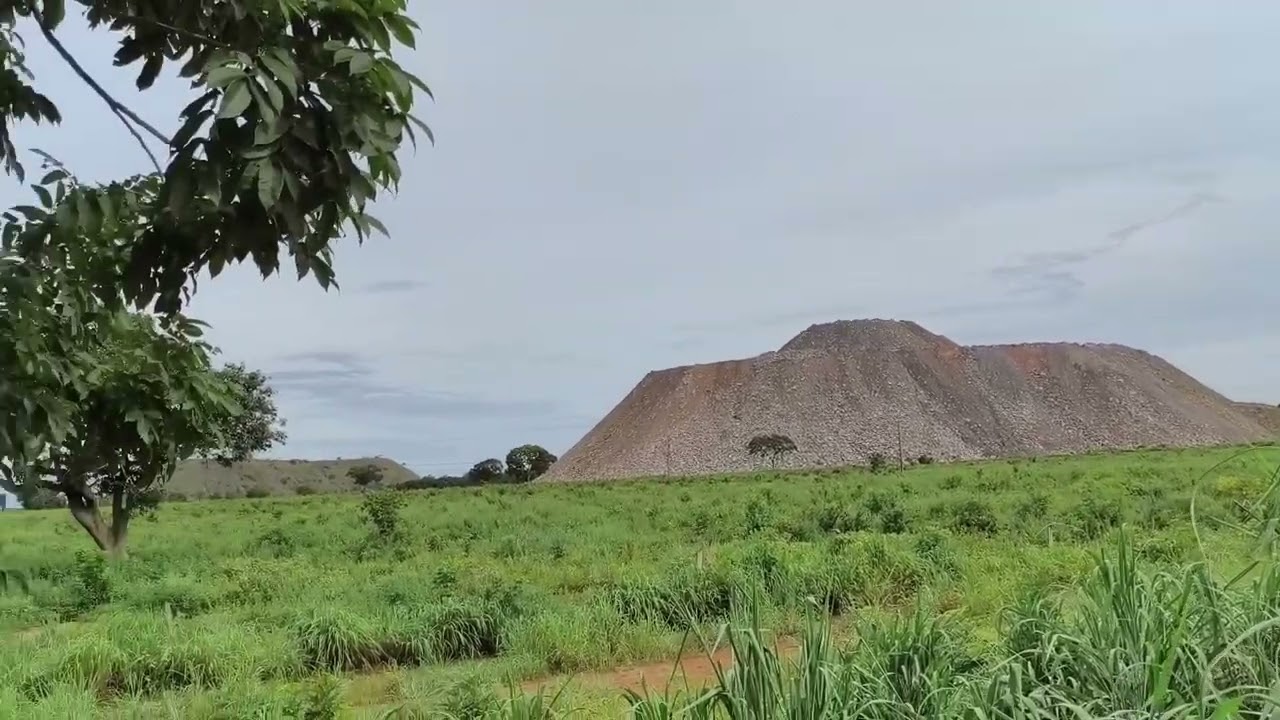 Garimpos enormes no caminho da estrada Transpantaneira entre Cuiabá e Poconé 