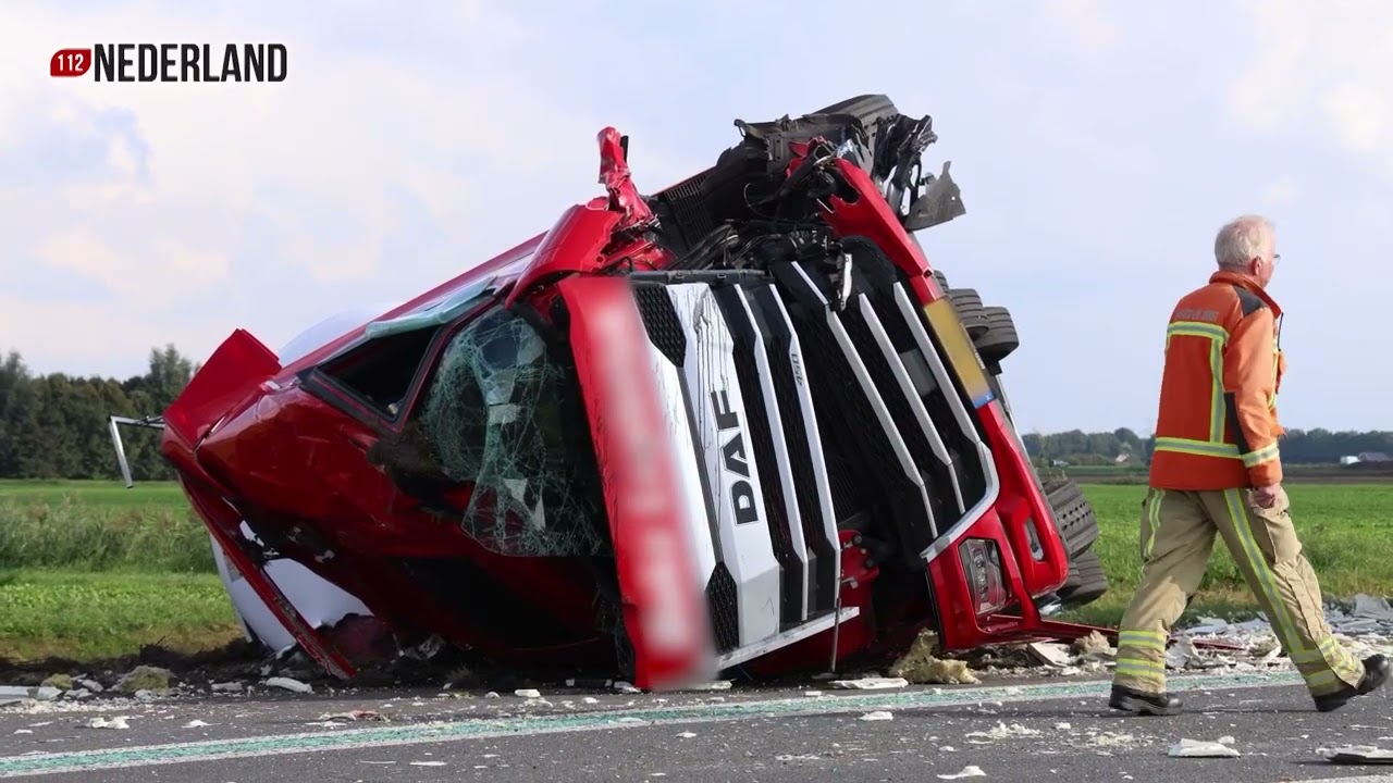 Motorrijder overleden en vrachtwagenchauffeur zwaargewond bij ongeval Ter Apel