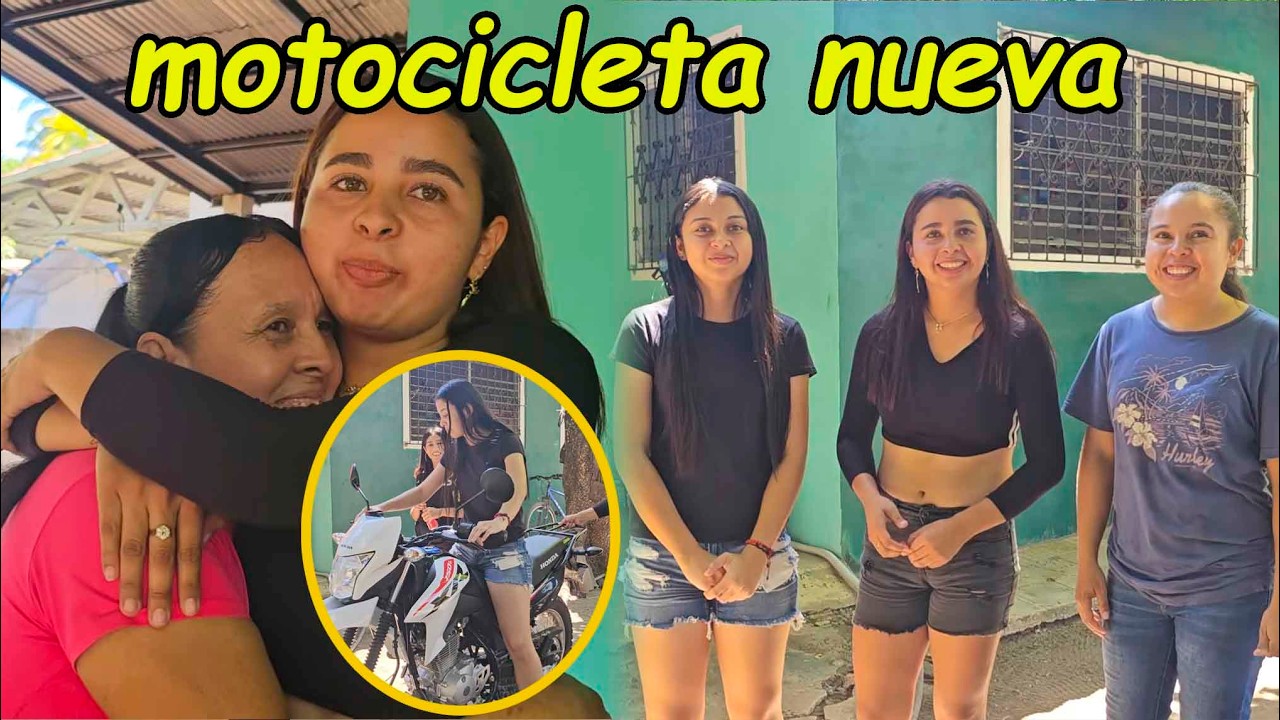 Yamileth muestra su nueva motocicleta a su familia.