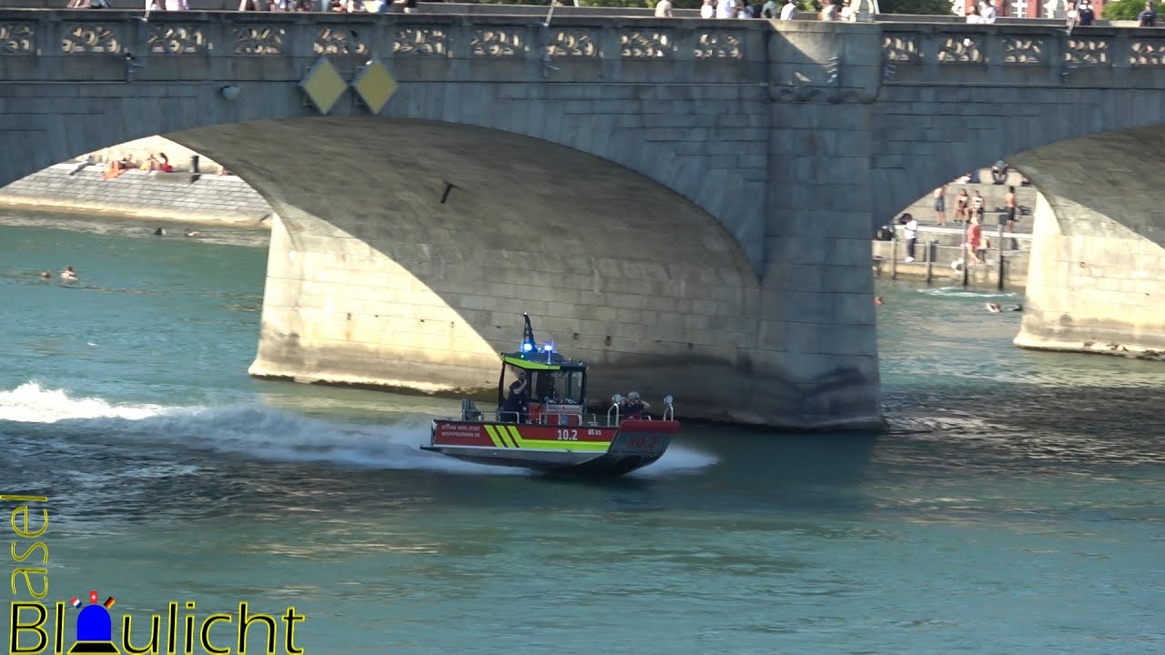 Rheinrettung - Person hängt an Boje fest - Einsatz für die Berufsfeuerwehr, Kapo und Sanität Basel