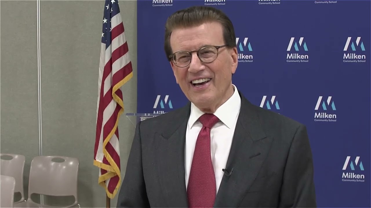 Основатель премии Milken Educator Awards Лоуэлл Милкен беседует с представителями Фонда семьи Мил...