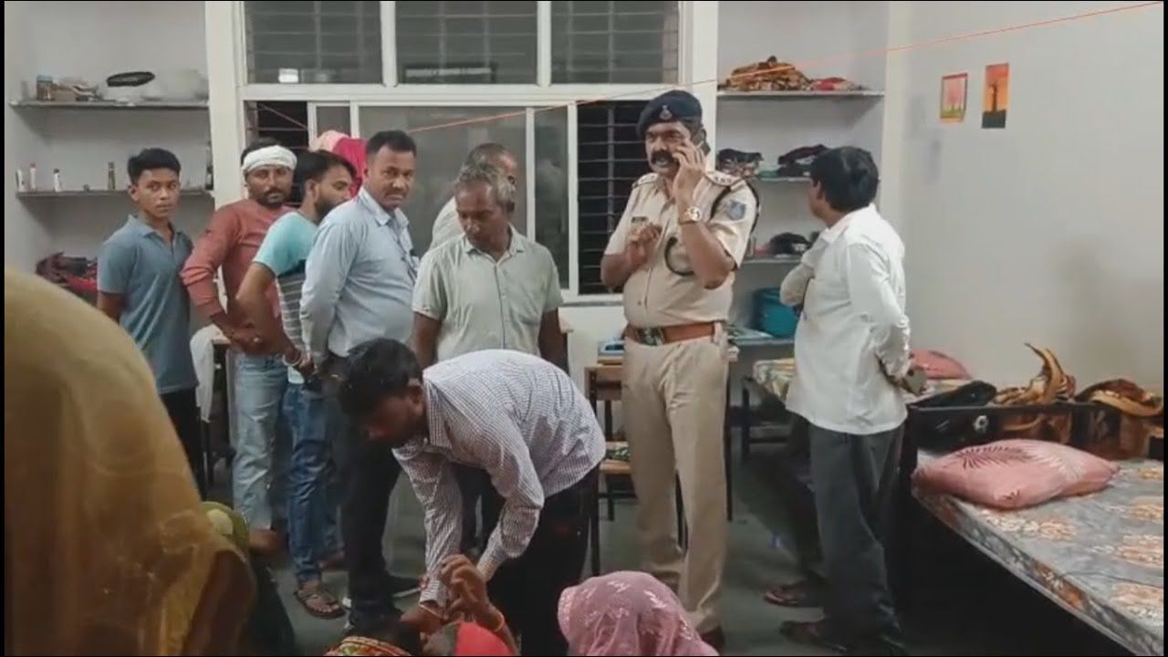 सीधी, दिवार में बनाया हाथ का पंजा लिखा सब मरोगे : छात्रावास में 11 वीं का छात्रा का मिला शव,