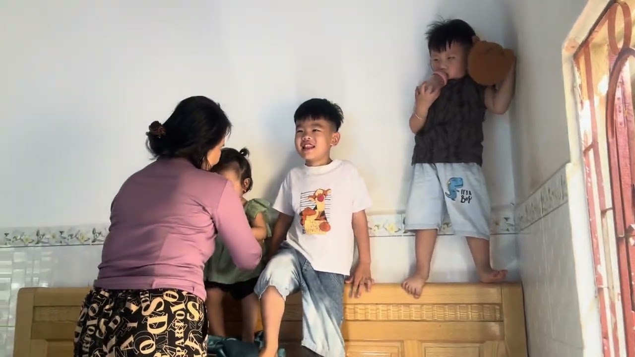 Trưa 25 Tết 3 anh em chơi với nhau. Rồi bey em Tigon về với mẹ 