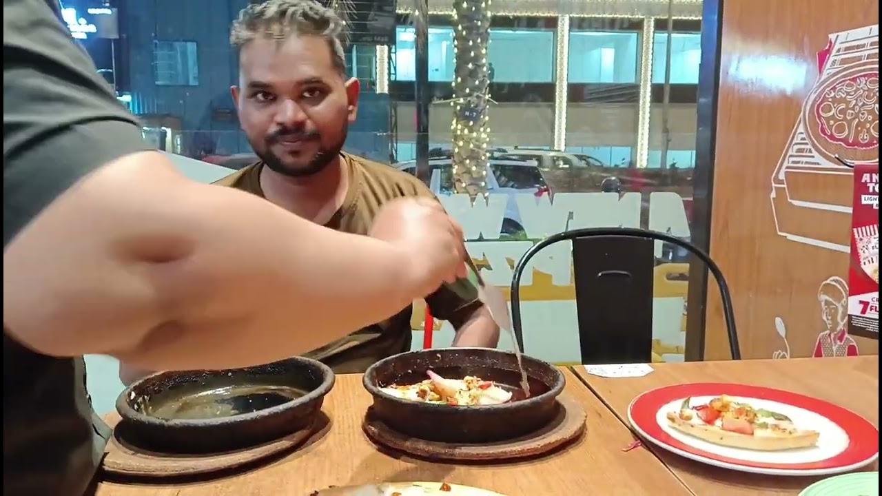 😋🤤 पहिल्या वेळेस आईनी पिझ्झा खाल्ला 😋😋 आणि तिला खूप आवडलं 🤤😋☺️