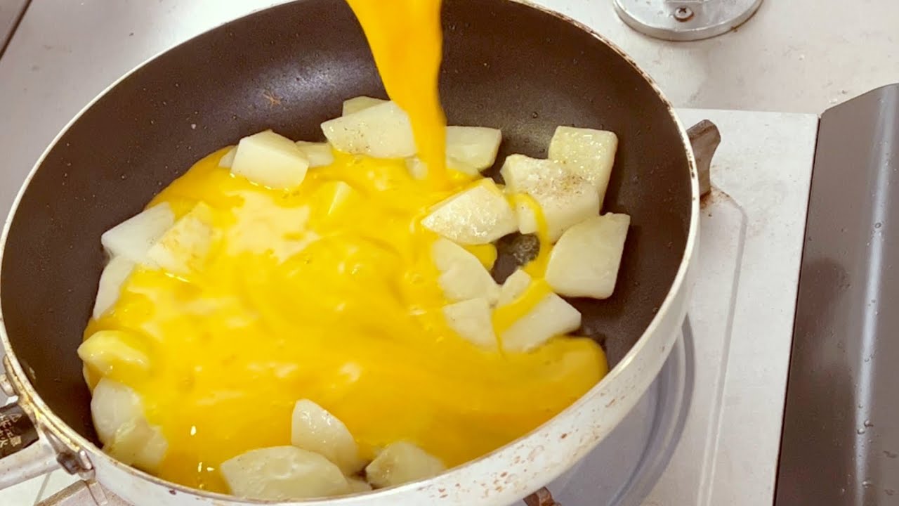 ジャガイモと卵だけで作る、最高に美味しい一皿。フライパンで焼くだけ！Just Potatoes and Eggs! The Best One-Pan Potato Omelet Recipe.