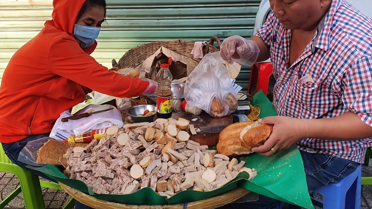Xếp H&agrave;ng ăn B&aacute;nh M&igrave; Mẹt 5 Loại Chả 3 đời, b&aacute;n 500 ổ mỗi s&aacute;ng ở S&agrave;i G&ograve;n