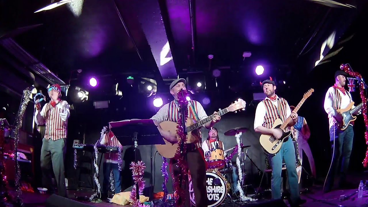 The Lancashire Hotpots - A Lancashire DJ (Live At The Manchester Academy 2019)