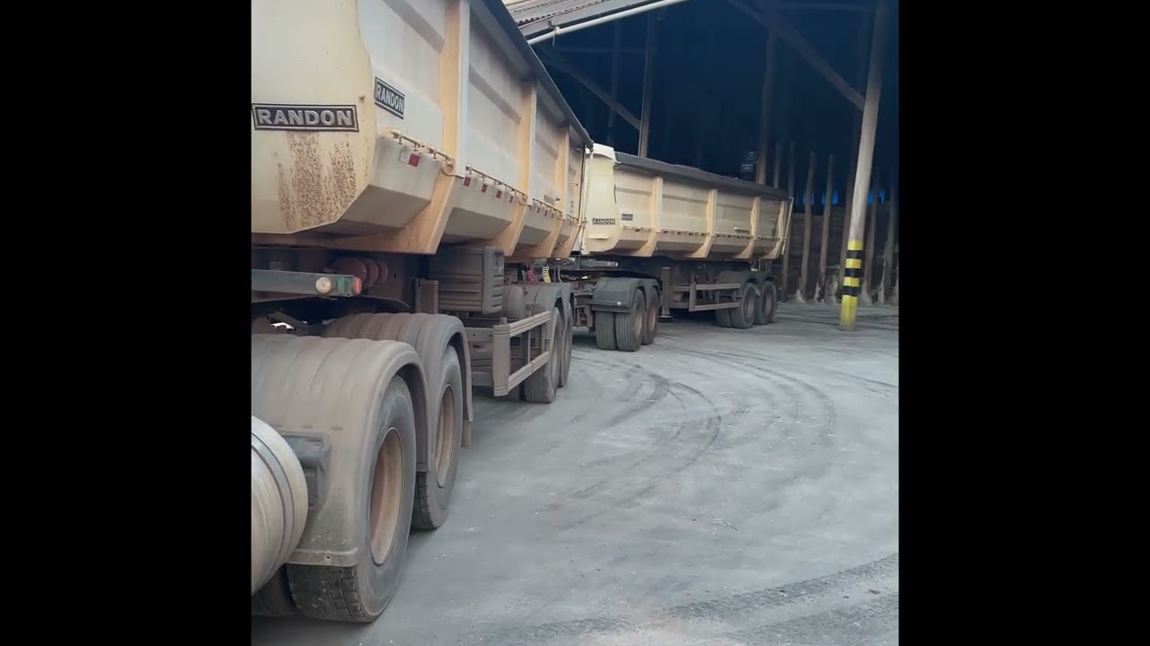 Manobrista ensina motorista em sua primeira marcha ré no rodotrem no dolly