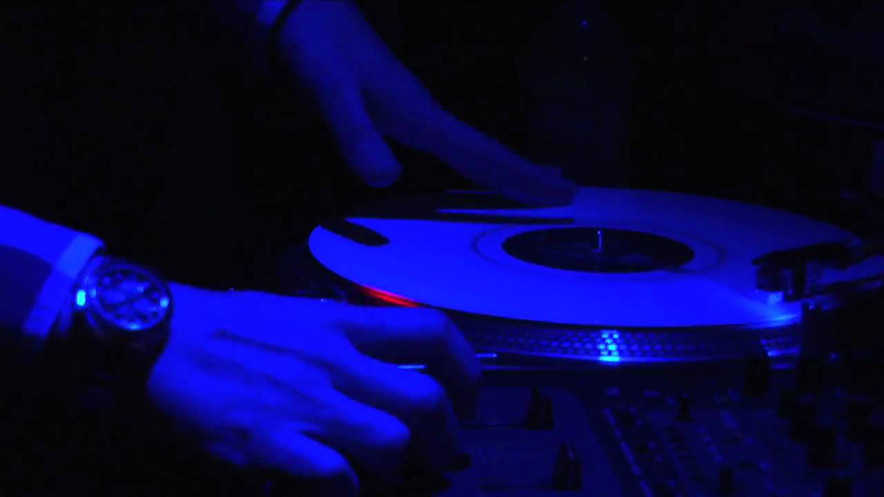Dj Am live in HD 2min and 36 secs (getting down on the turntables 2009)