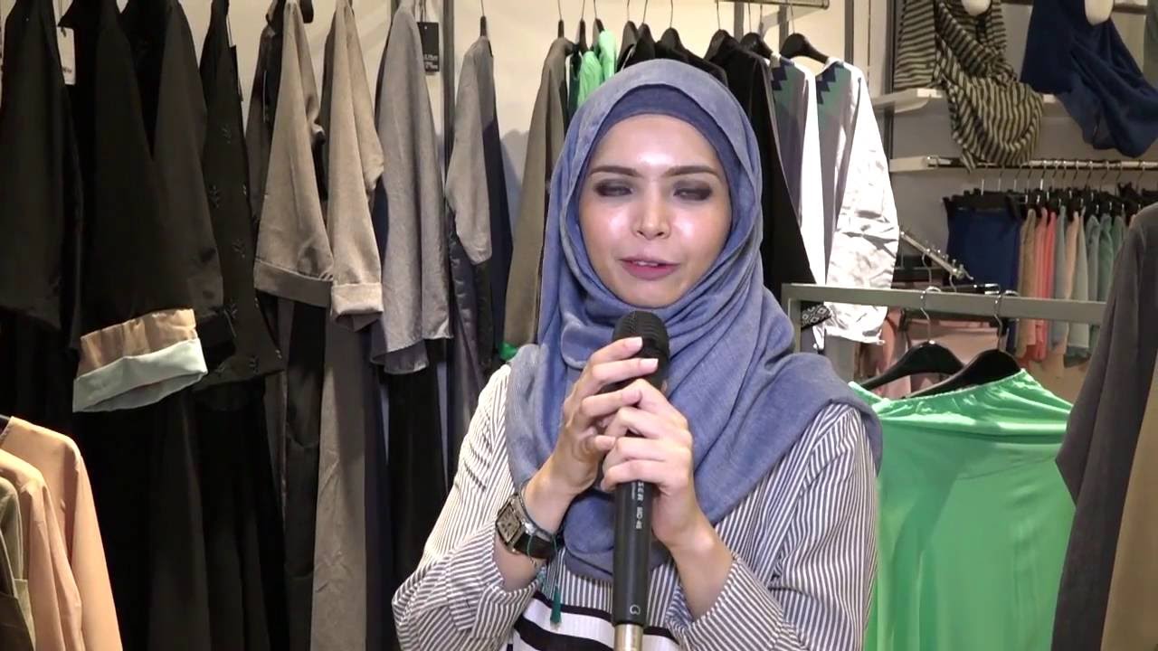 INSIKA Designer Vivi Zubedi memperlihatkan koleksi terbaru