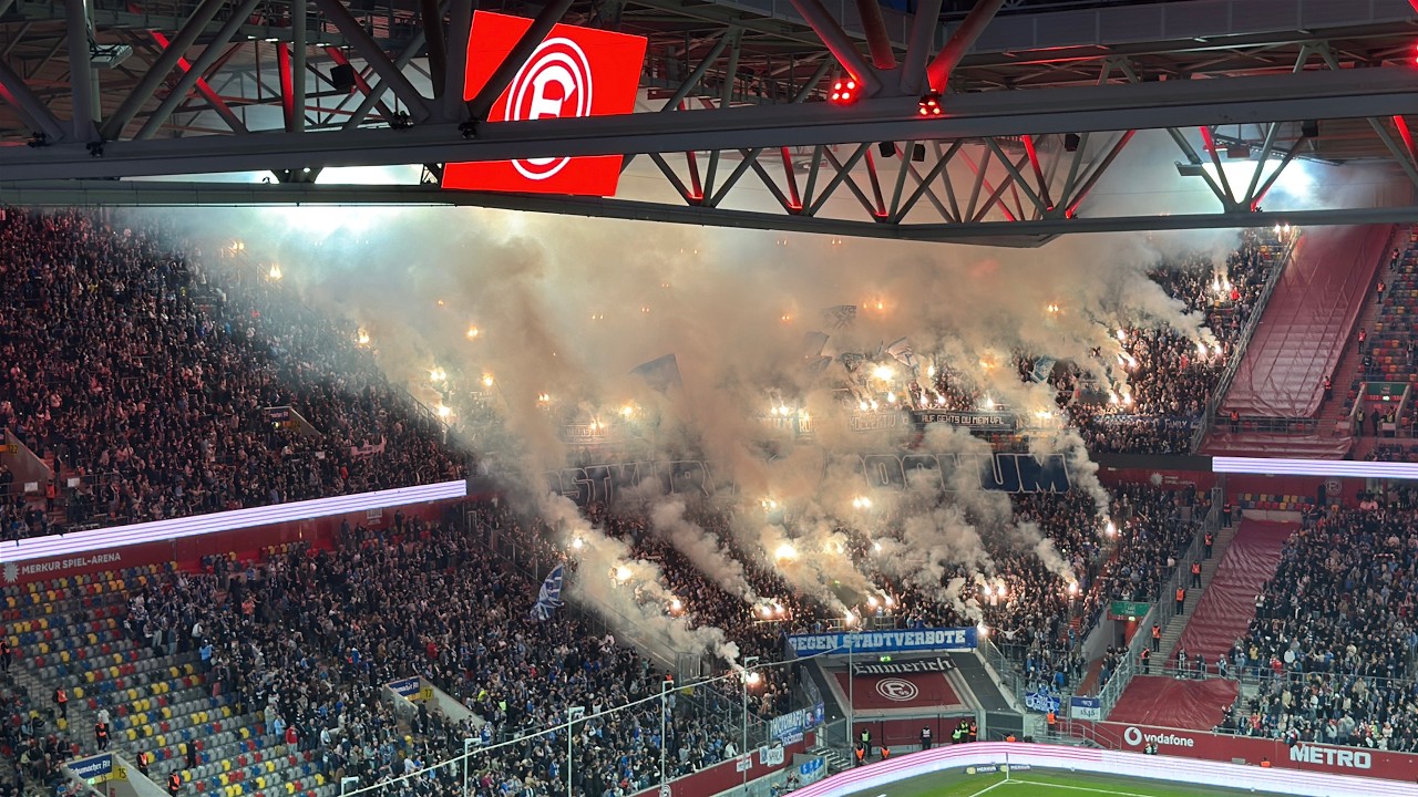 [2-1] Fortuna Düsseldorf - VfL Bochum, Pyro zum Einlaufen, Torjubel und Unterstützung der Bochumer