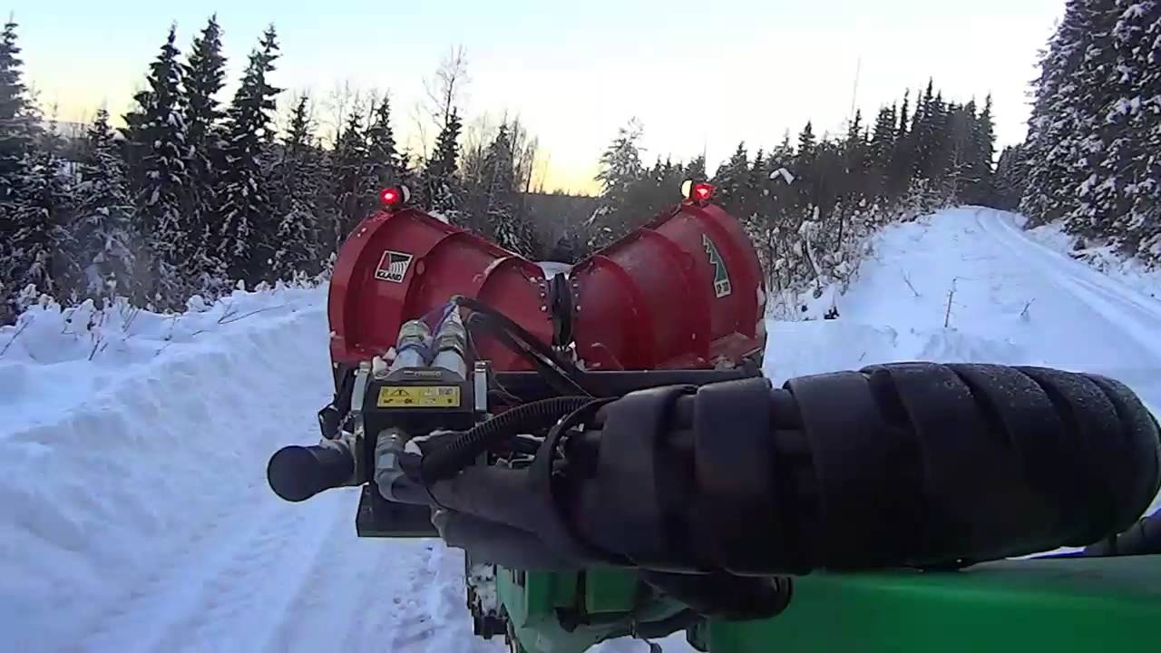 Avant 520 with snowplow clearing road