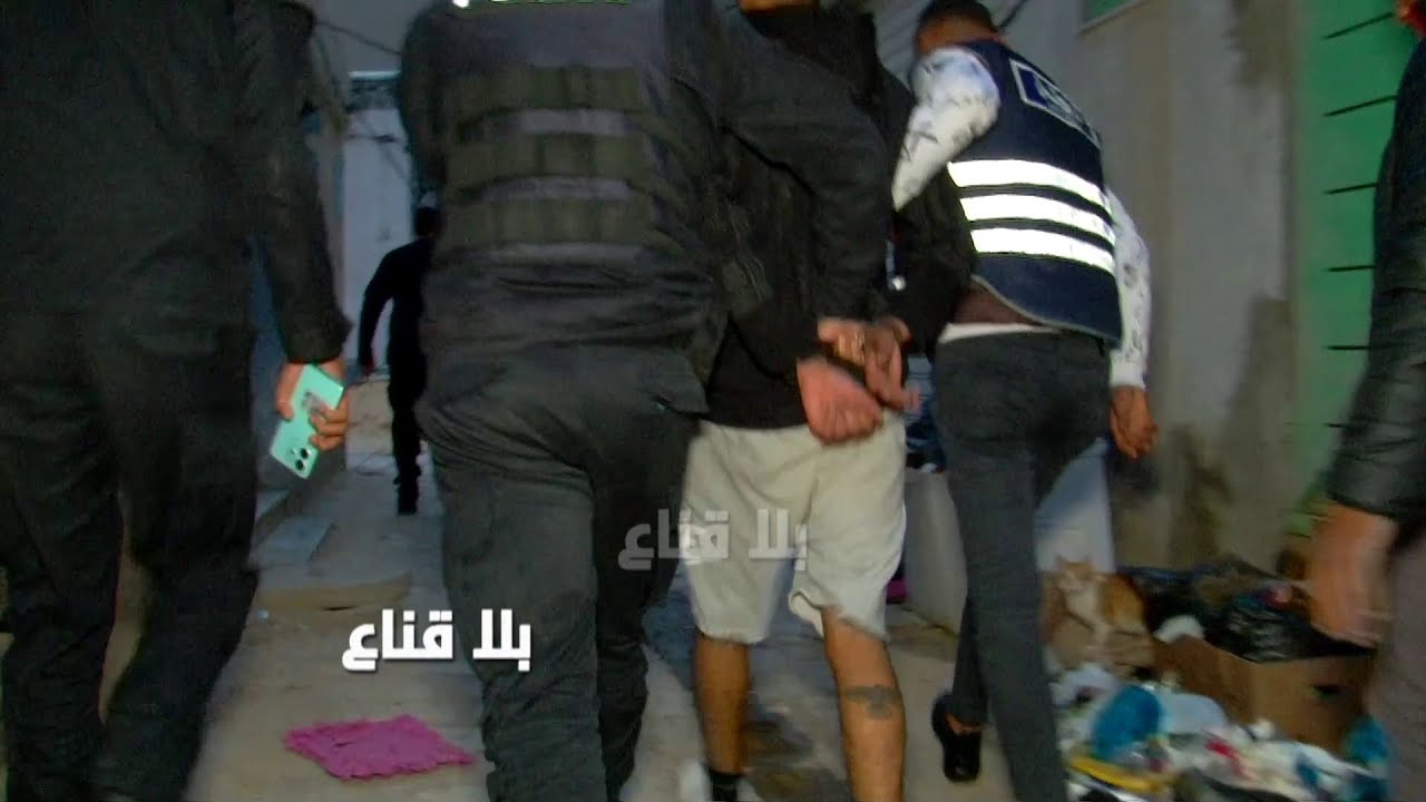 مطاردة أمنية تطيح بأخـ ـطر المـ ـروجين عالمباشر وحجز زطلـ ـة وكوكـ ـايين في صناديق مخفية داخل منزل!!