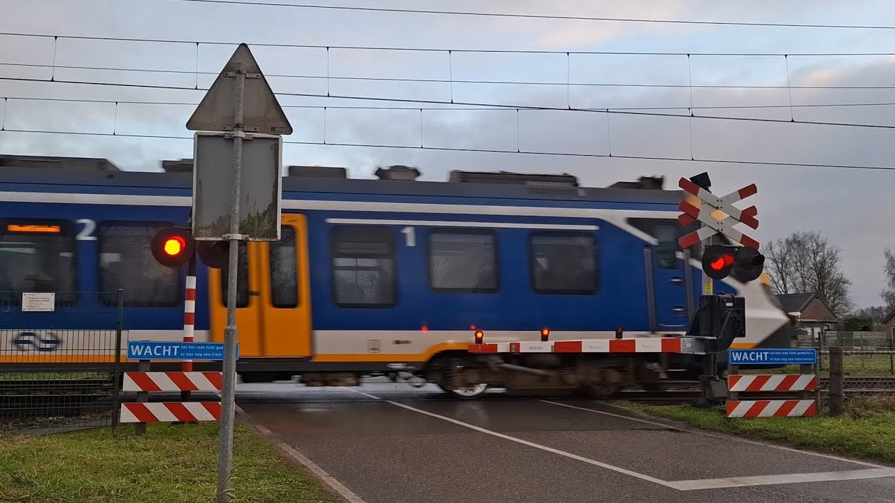 Spoorwegovergang Nijkerkerveen // Dutch Railroad Crossing 