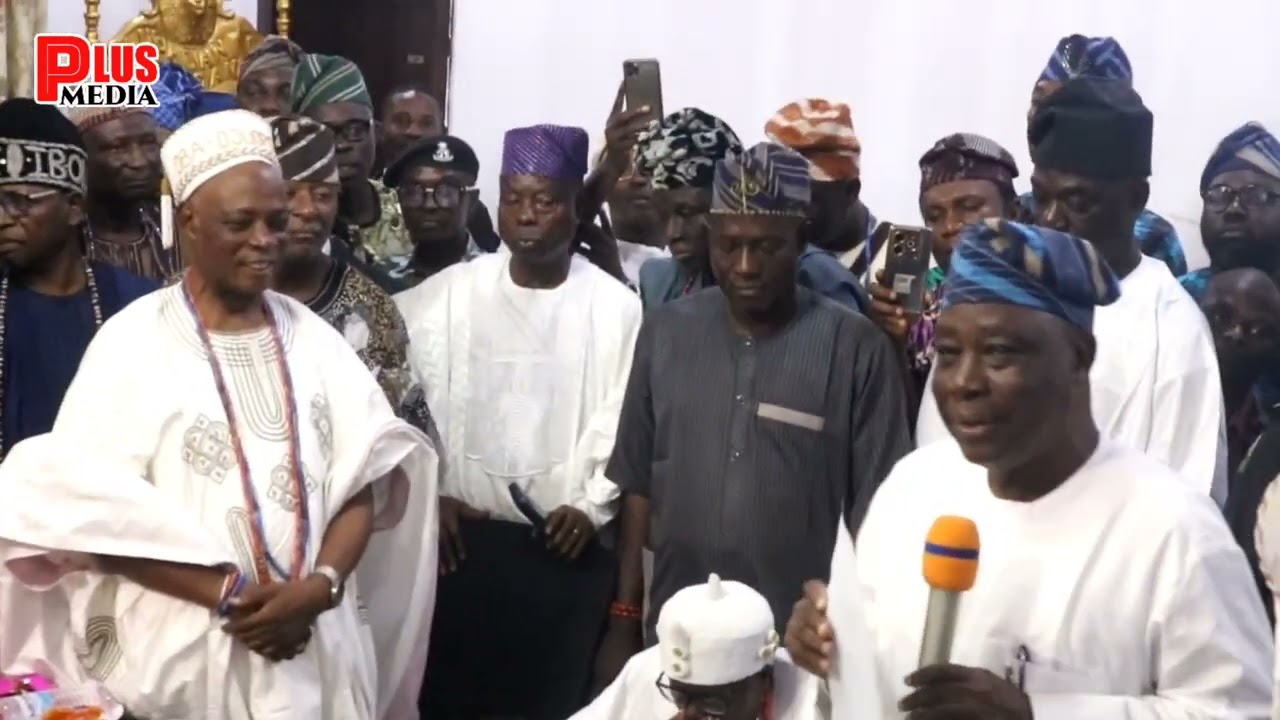 Сенатор Рашид Ладоджа наконец-то был коронован как король земли Ибадан.