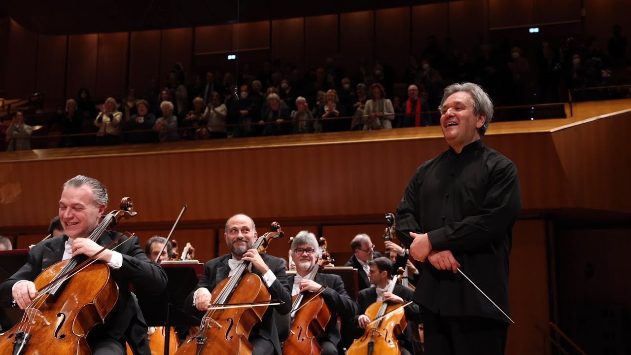 Antonio Pappano: saluto, standing ovation e marcia Pomp and Circumstance a sorpresa