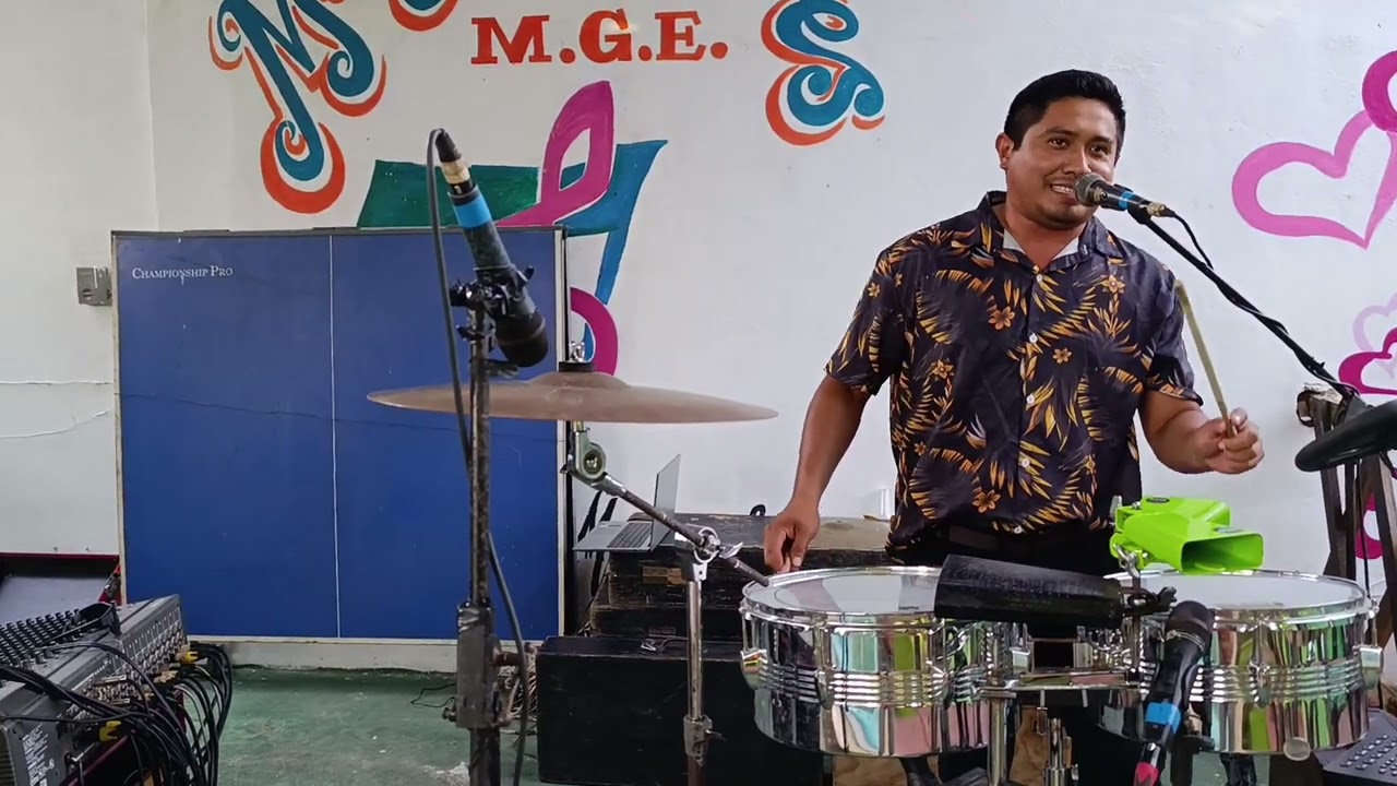 Tony Kandela El Rey De Las Blancas Y Negras: Cumbia Reguetón #bailes  #cumbia  #envivo