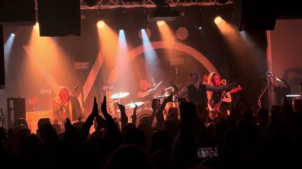 Yö (feat. J-P Leppäluoto) - Särkyvää / Tie Sydämeeni @ Club Stadion, Helsinki 24-10-25