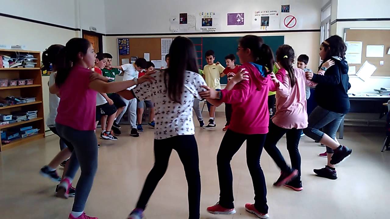 Basque pupils from Orokieta Herri Eskola dancing Turkish 