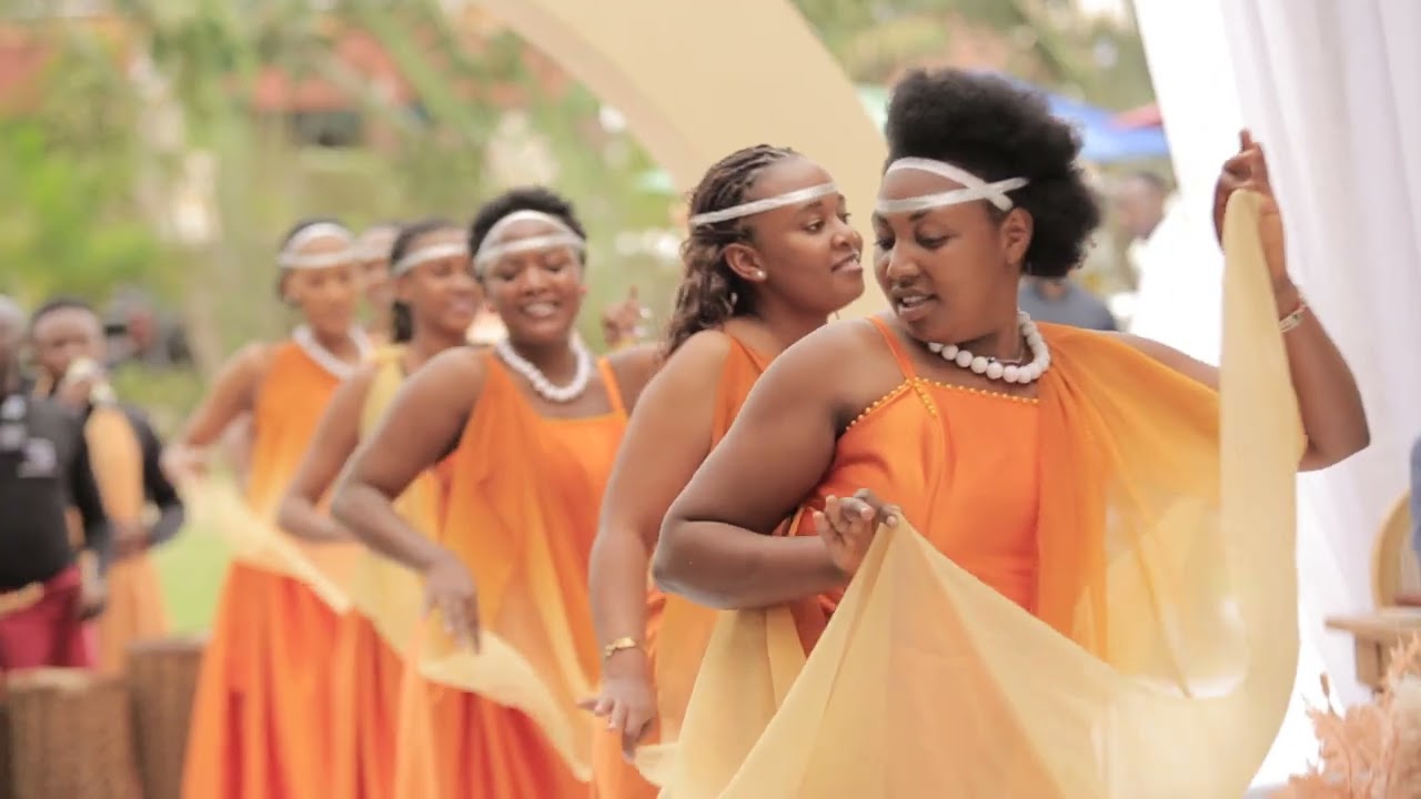 AWSOME TRADITIONAL DANCE AT A UGANDAN TRADITIONAL WEDDING (OKUHINGIRA CEREMONY)