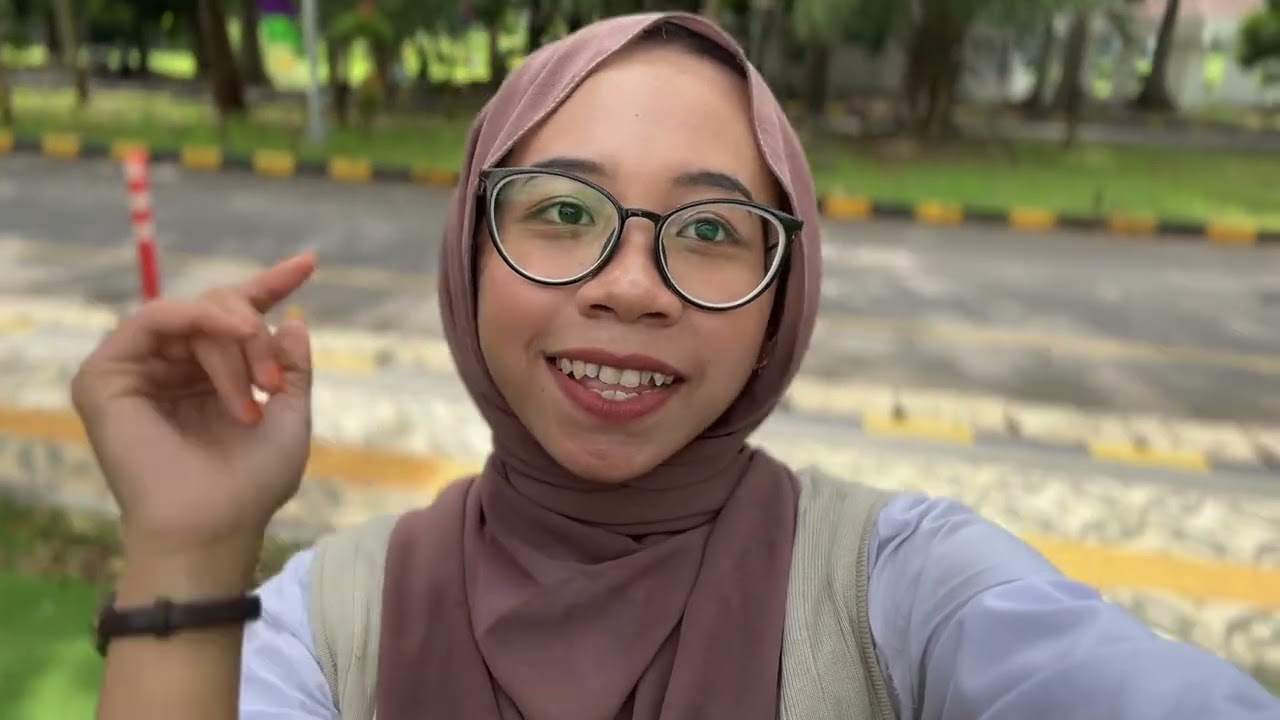 2506030131_Nayla Mumtaz / INTRODUCE MY SELF - English Assignment