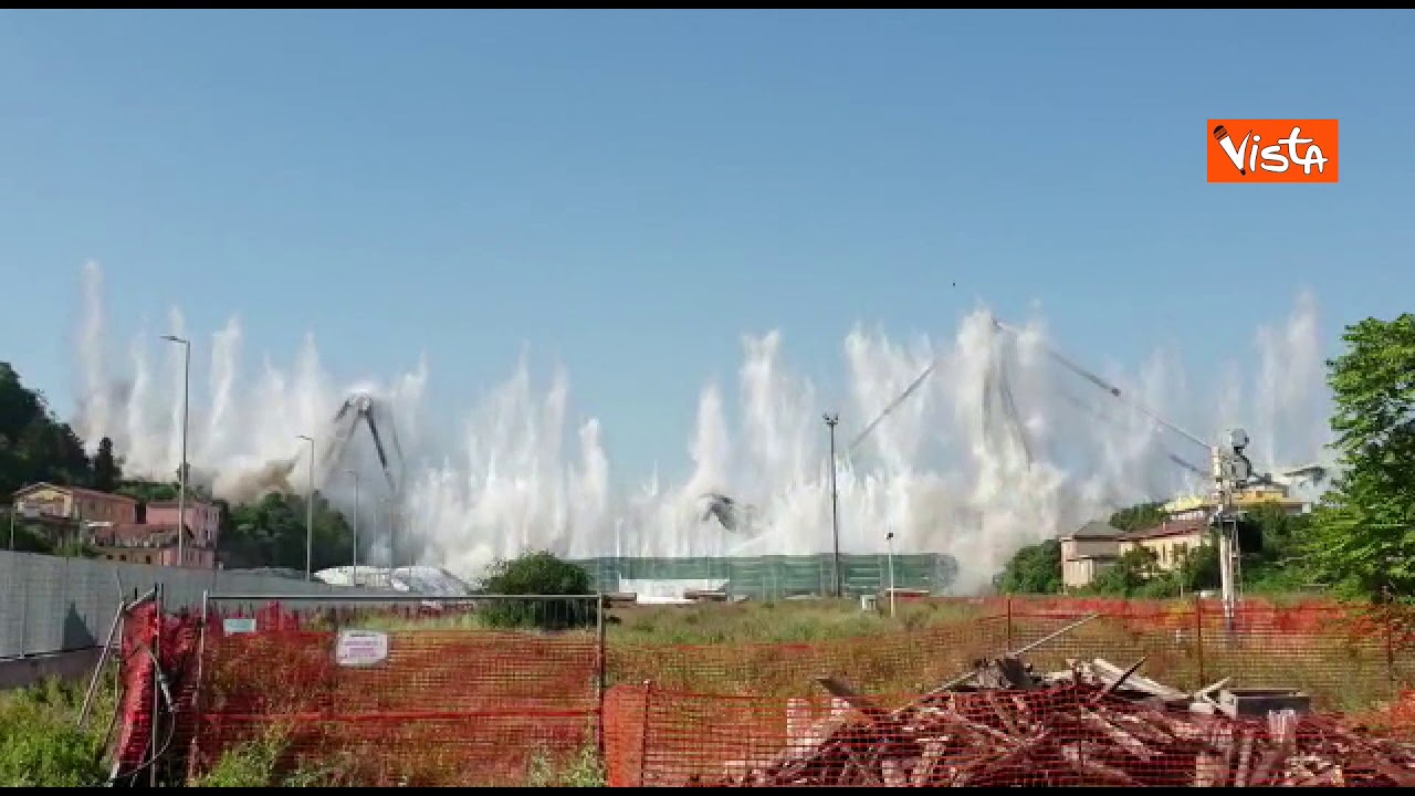 L'esplosione del ponte Morandi vista dal confine della zona rossa