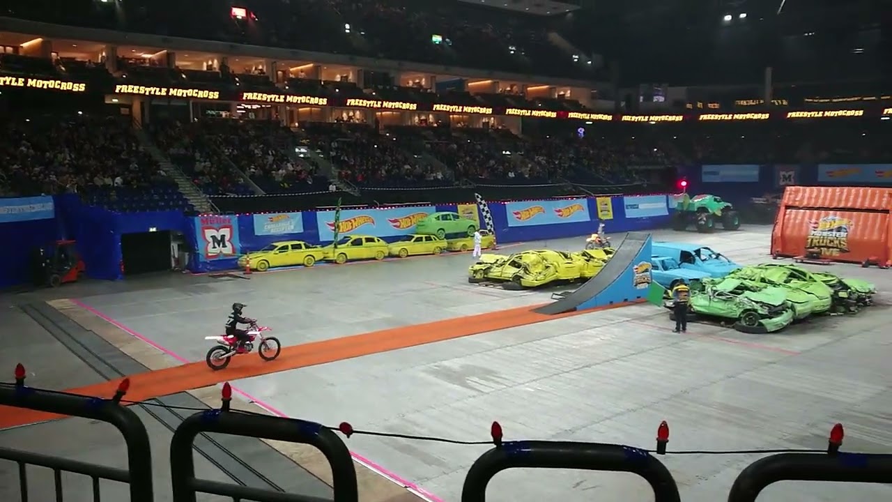 Hot Wheels Monster Truck Live Glow Party - Motocross jumps 1
