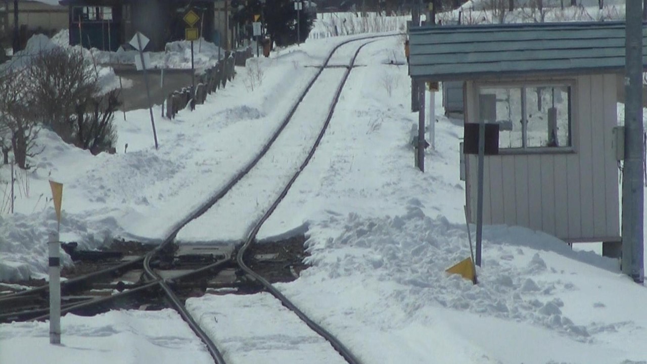 雪が積った冬の花輪線 荒屋新町駅～小屋の畑駅間を走行する乗務員研修中のキハ110系の前面展望