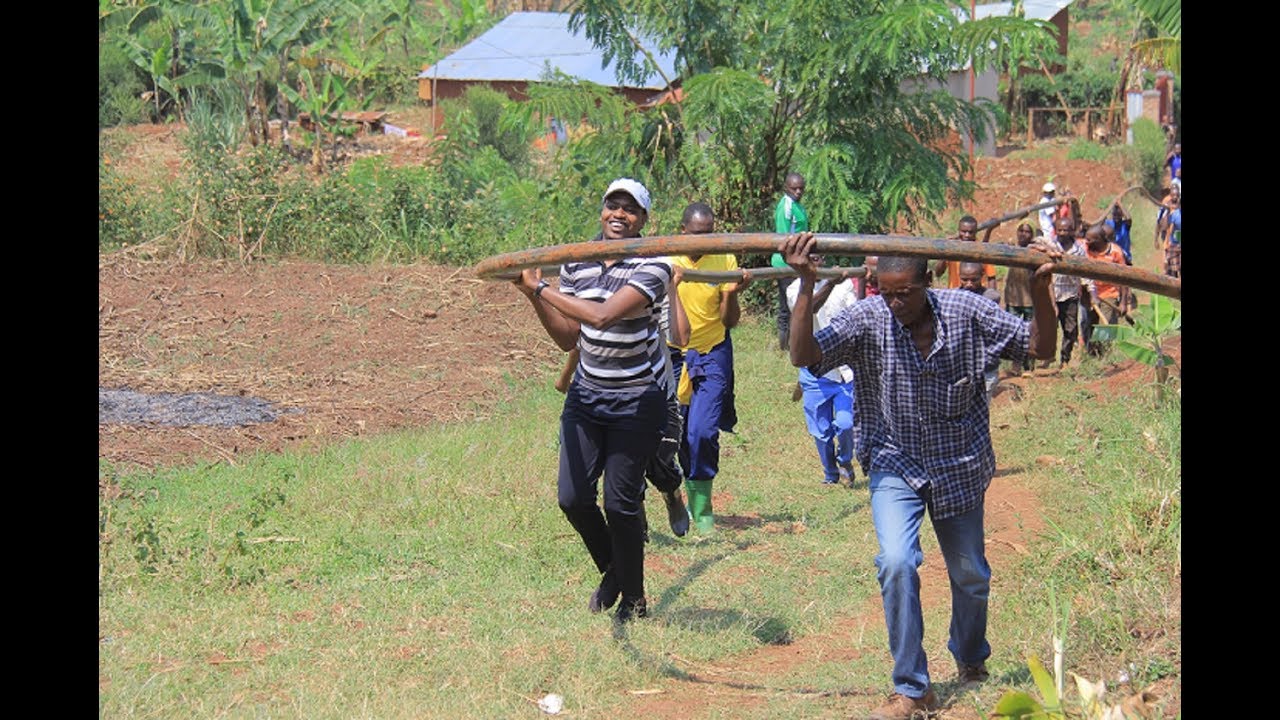 Muyumbu: Abaturage  bikemuriye ibura ry’amazi