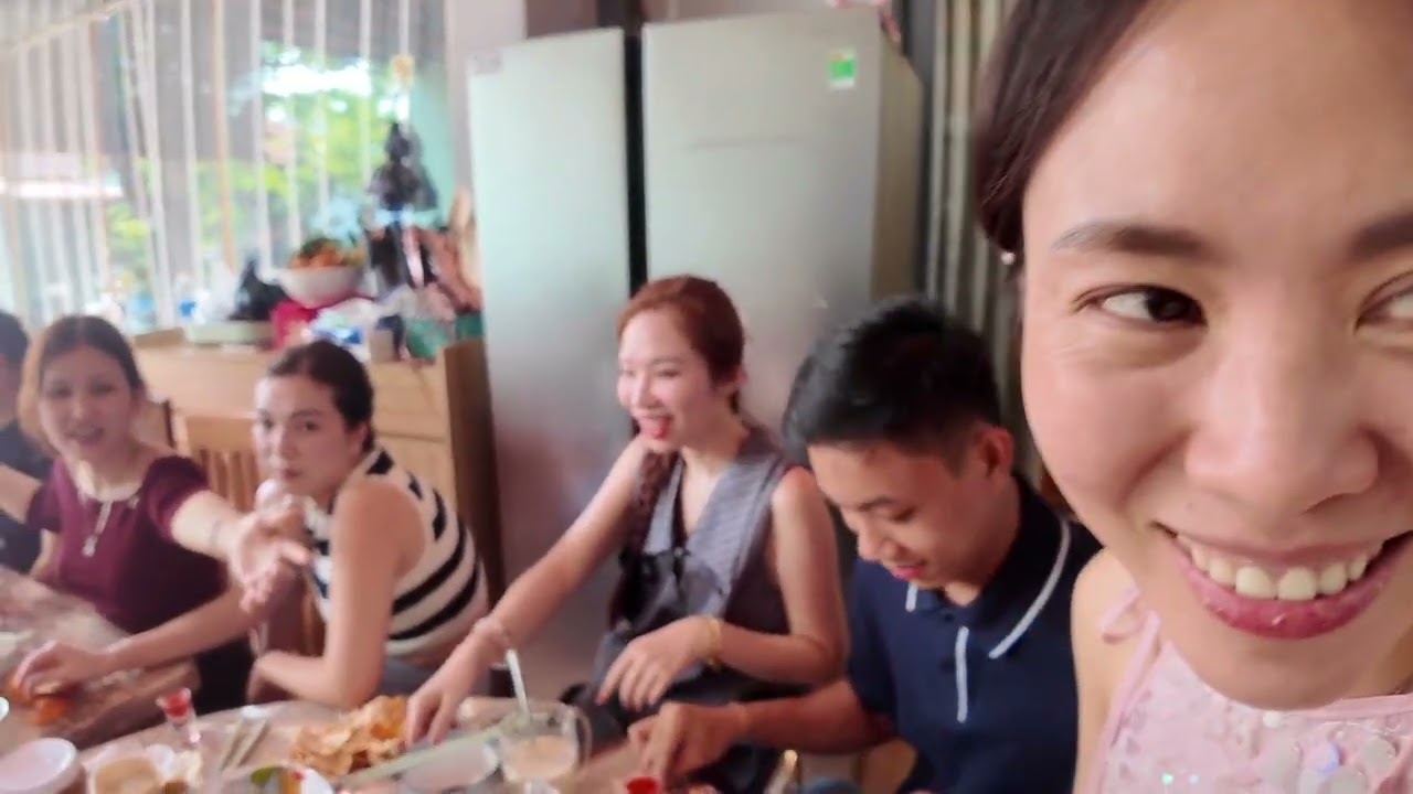 Mùng 5 Tết 2026 cả nhóm bạn học thời niên thiếu tụ họp nhà bạn Thùy Linh. Mấy năm mới gặp lại nhau.
