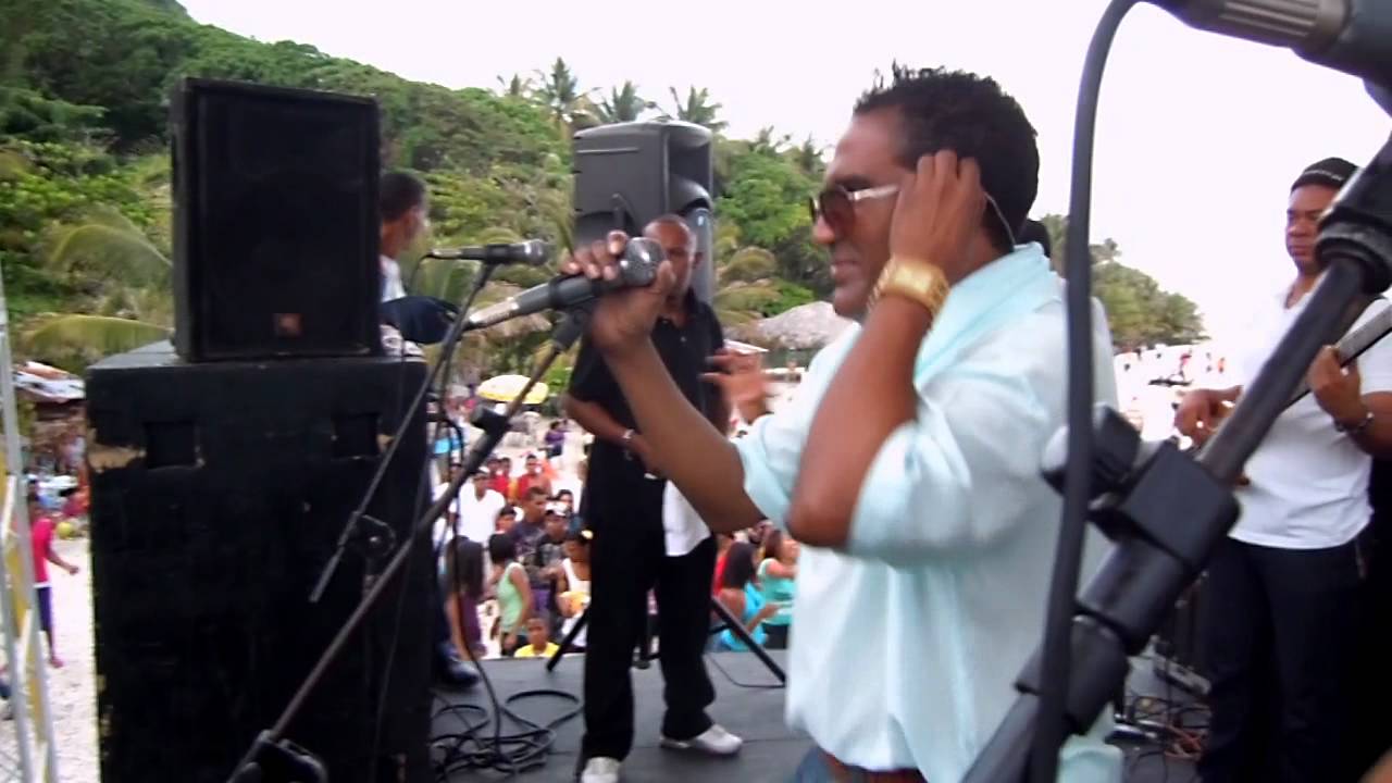 KINITO MENDEZ, RECORRIDO DESDE SU YIPETA A LA TARIMA