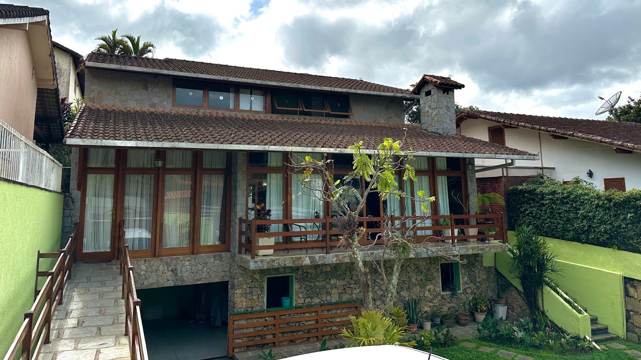 VENDIDA | Linda Casa com 4 quartos, pé direito duplo, lareira e vista livre a 5min do Centro