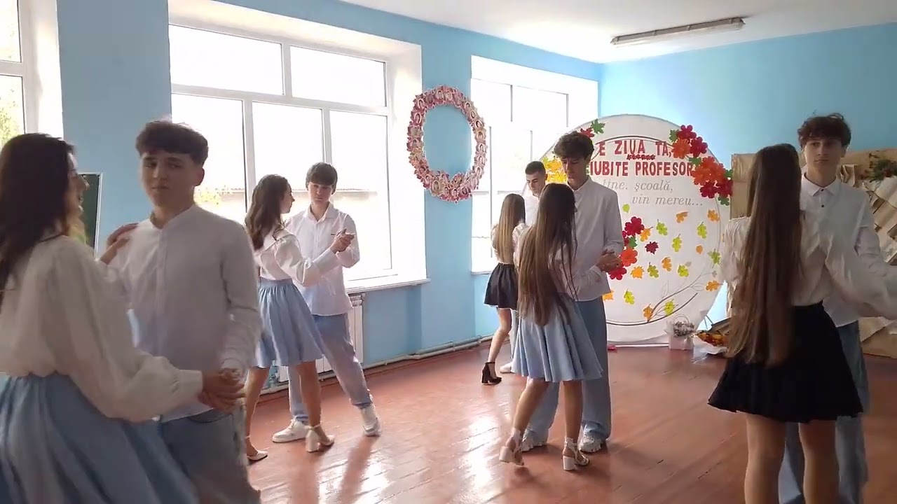 Valsul toamnei (elevii clasei a 11-a, promoția anului 2025-2026)