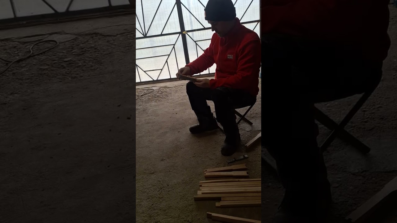 Activitate de iarnă.                                                     Găuresc ramele .