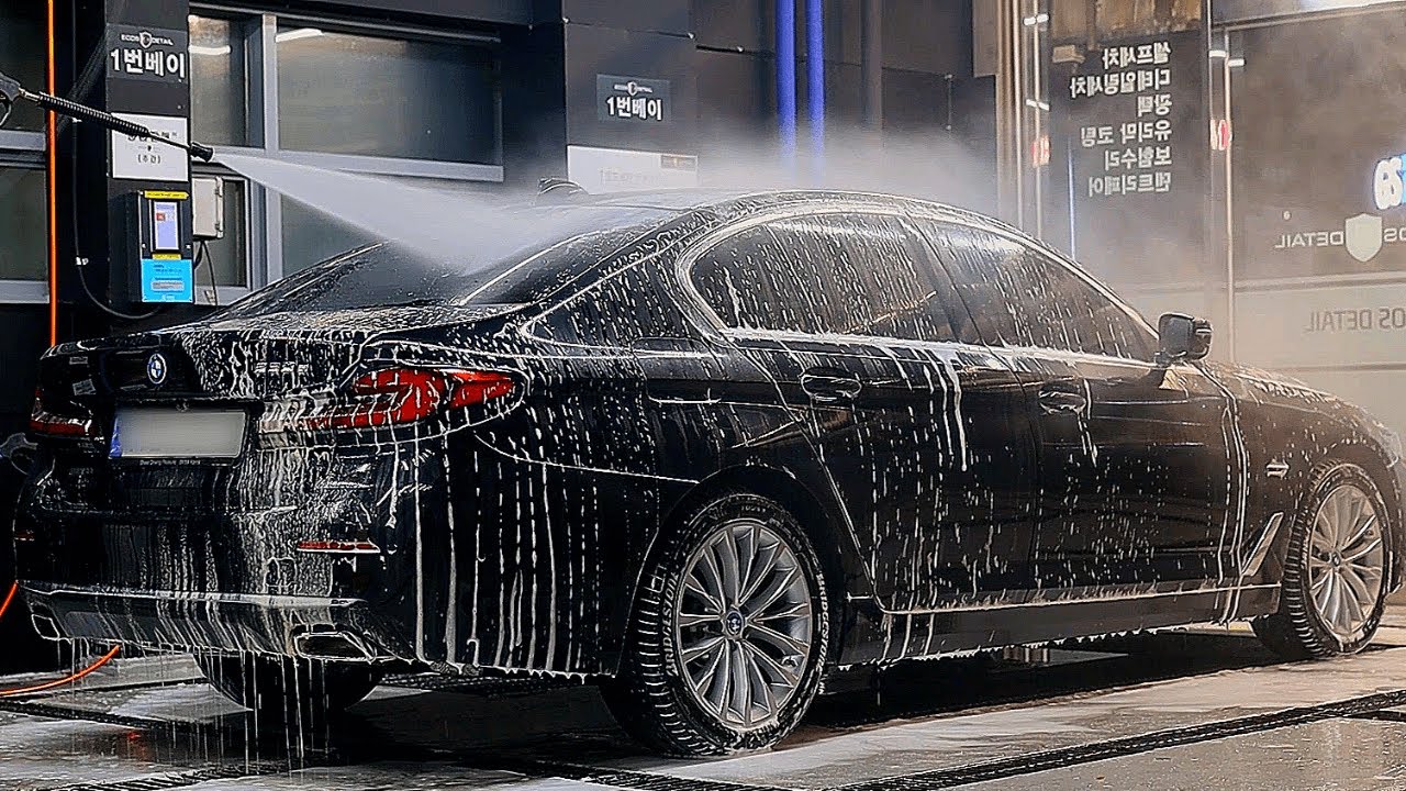 BMW  530e 검정색 정성스럽게 세차해주기