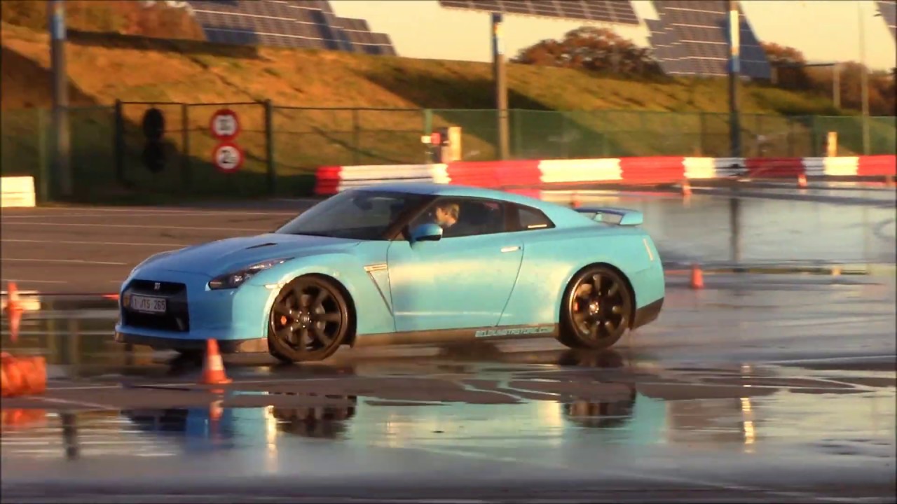 Nissan GTR drifting and powerslides