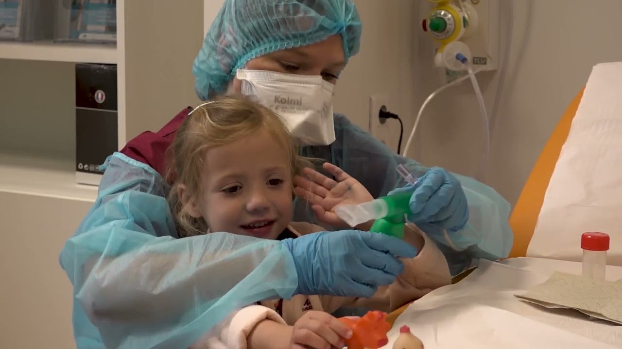 Kinésithérapie pour l'enfant atteint de mucoviscidose.