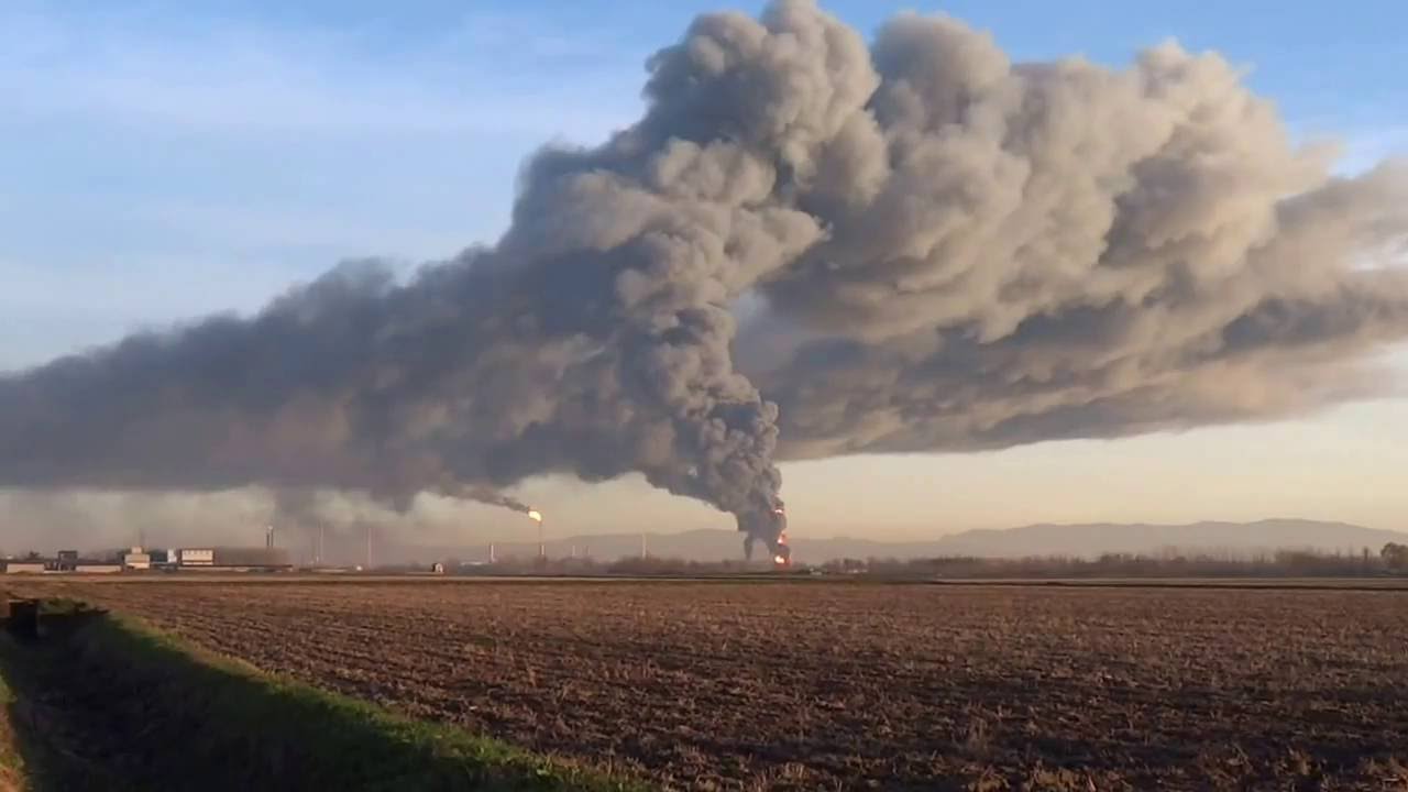 INCENDIO NELLA RAFFINERIA PIU' GRANDE D'EUROPA.