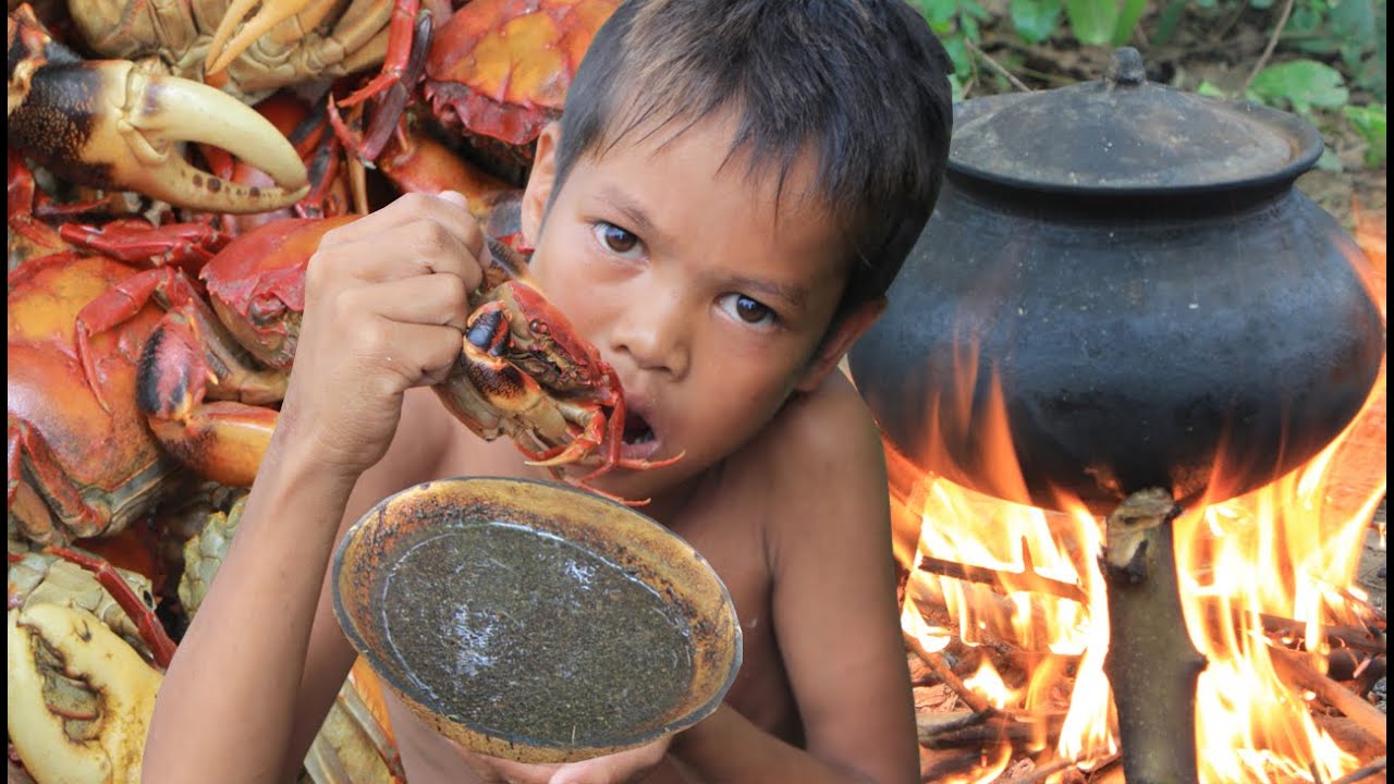 Primitive Technology - Eating delicious - Cooking crab in forest