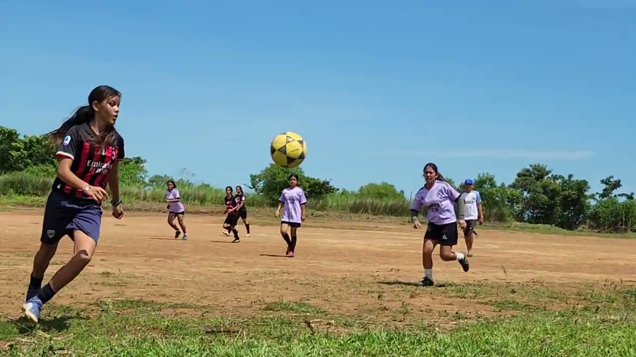 La niña gachi deja asombrado al público con tremendo chou que iso con en balón en el pie😱😍