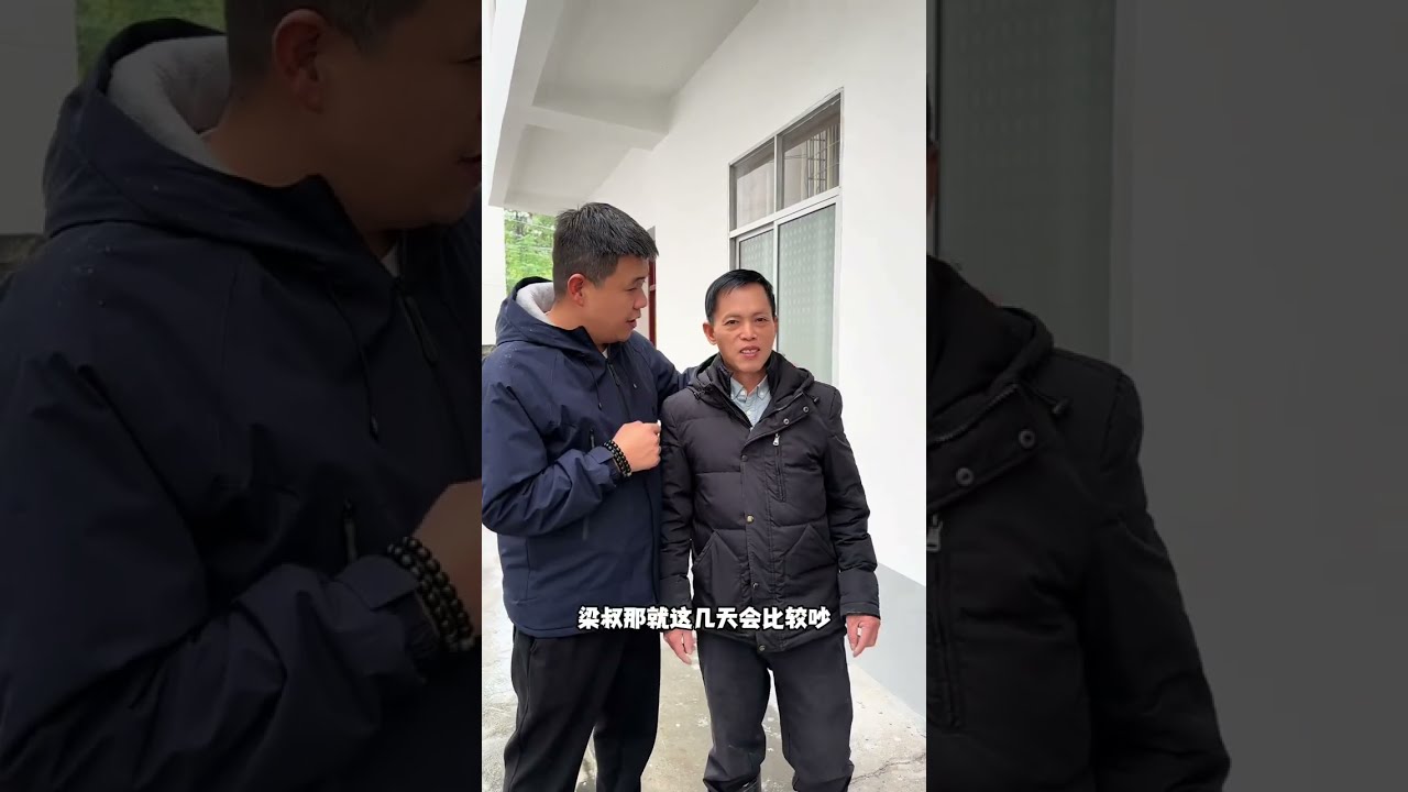 梁叔房子装修进度汇报：一楼开始铺地砖了。 一楼所有家具物品清场，对接好贴地砖老师傅后一楼地砖已经开始动工铺装！#记录真实生活 #梁志辉 #梁志辉爸爸成功上岸 #宝贝回家 #装修日记vlog