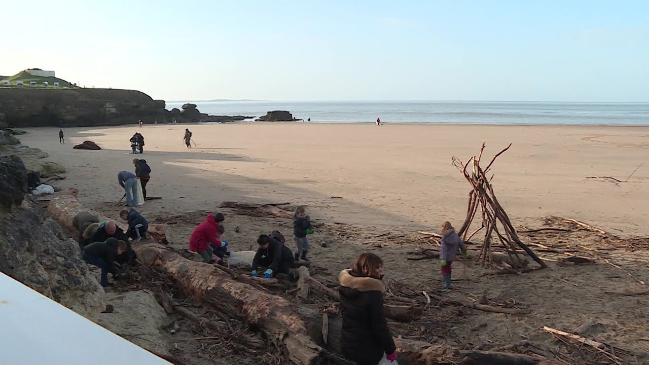 Opération nettoyage des plages en Charente-Maritime