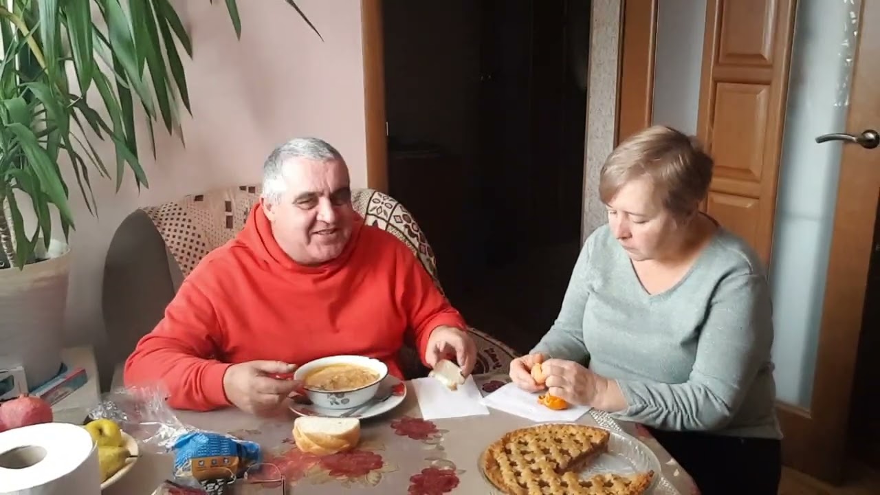 Опять заехал брат , болтаем , вспоминаем .