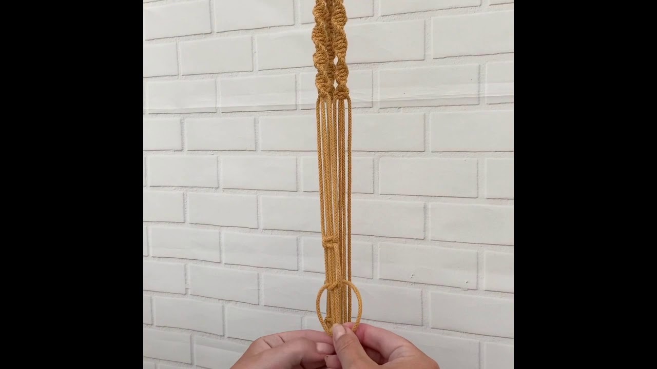 Mindful Crafts Macram&eacute; plant hanger tutorial