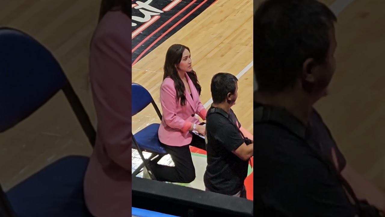 Apple David almost kneels down for her courtside report #pba