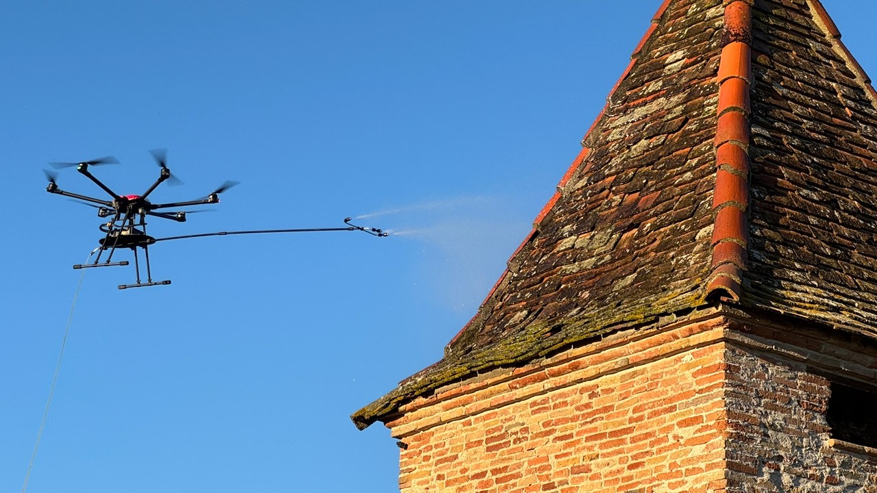 Nettoyage d'un pigeonnier à l'aide d'un drone